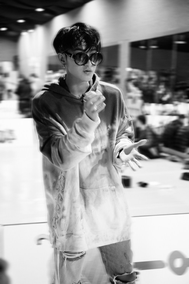 图片默认标题_fororder_黄子韬认真讲解