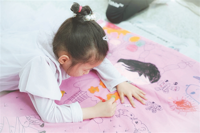 200位萌娃手绘长卷迎“六一”