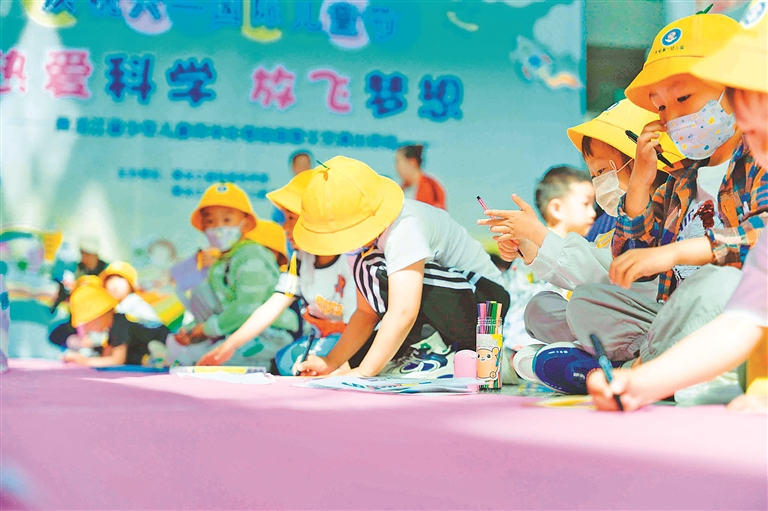 200位萌娃手绘长卷迎“六一”