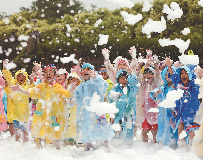 南京幼儿园开展“泡泡派对”活动 孩子们喜迎节日