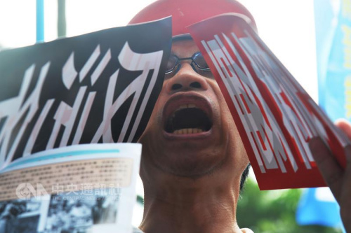 台灣軍公教人員大遊行舉行 近12萬人抗議當局(圖)