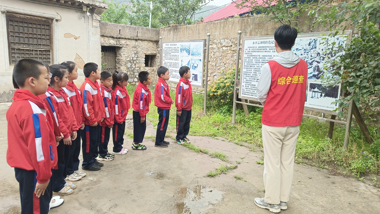 （原创）保定市满城区：山里孩子收到“红色’礼物_fororder_志愿者为孩子们讲解那段历史 摄影 陈璐