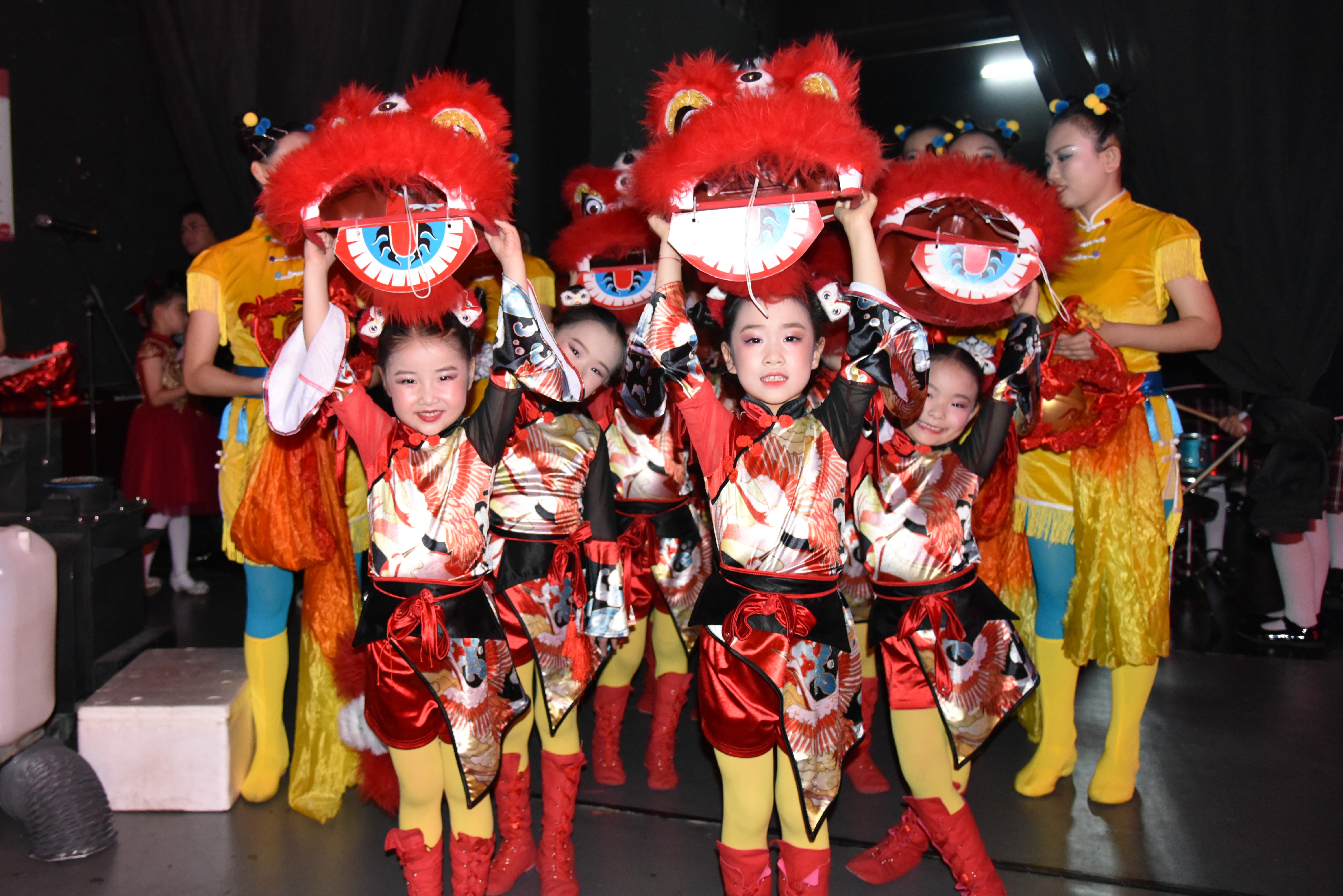 （原创）石家庄裕华区：第十届中小学幼儿园艺术节在怀特艺术中心拉开帷幕_fororder_候场的小朋友们（1）.JPG