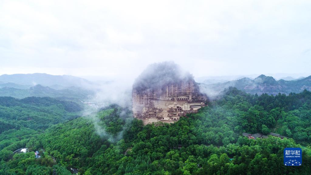 甘肅天水出現“麥積煙雨”景觀_fororder_3