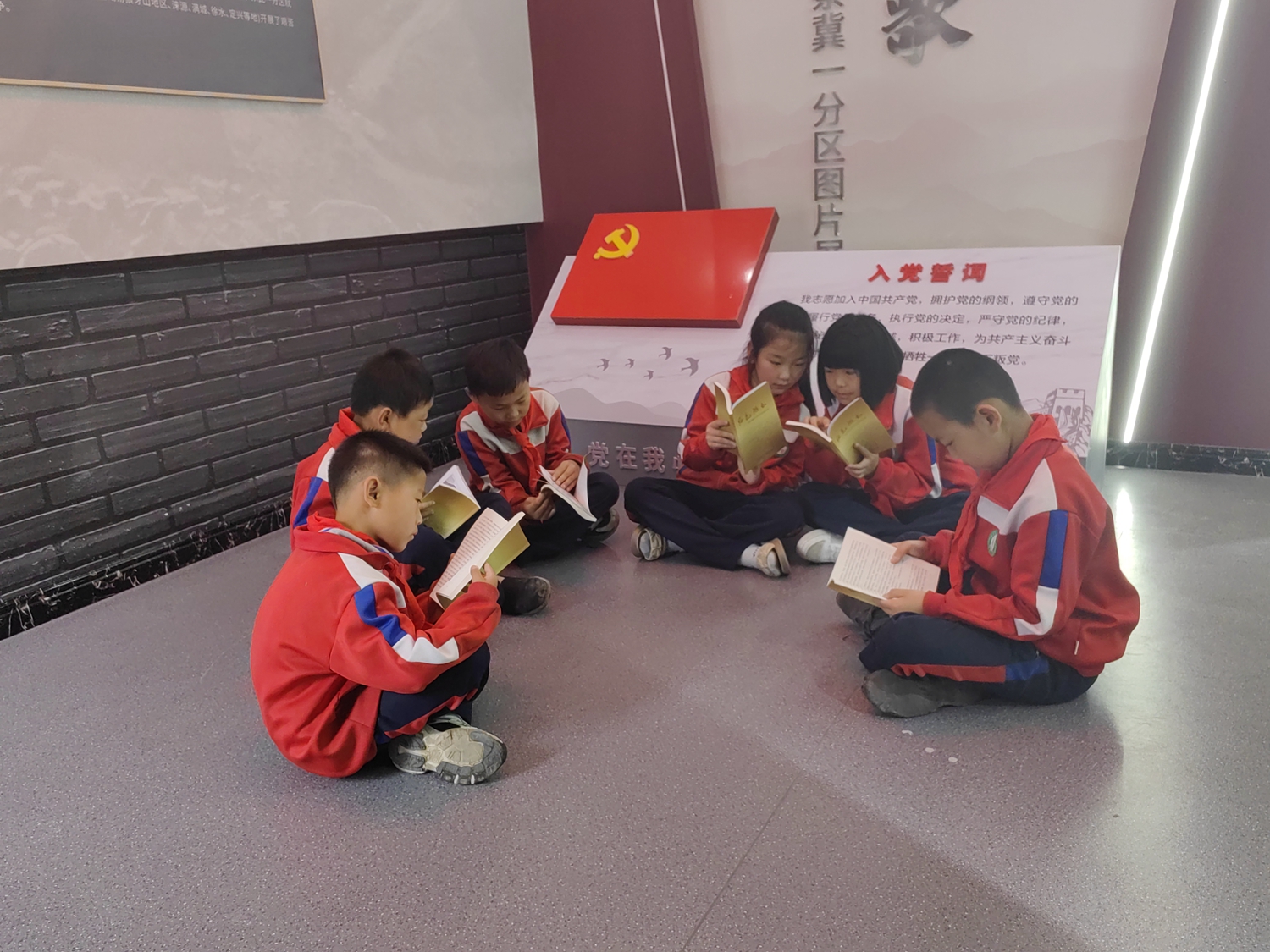 （原创）保定市满城区：山里孩子收到“红色’礼物_fororder_小读者们围坐一起阅读 摄影 陈璐