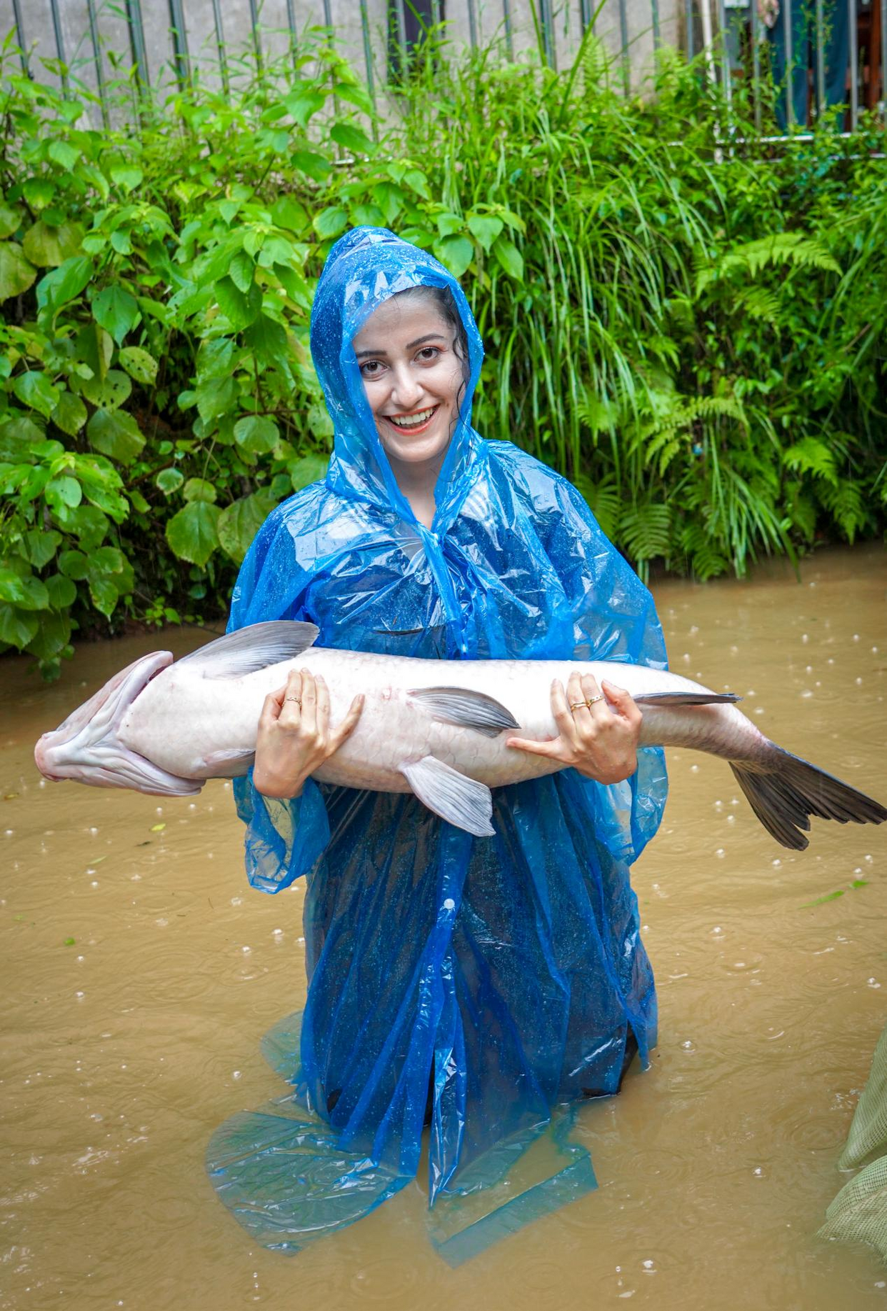 Turkish internet celebrity Nesli transformed into a "fishing expert" and went underwater to catch fish._fororder_图片2