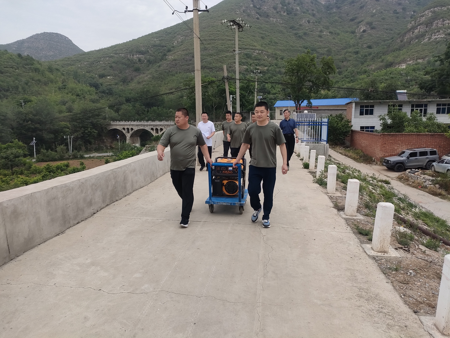 图片默认标题_fororder_满城区水利局备用发电机组给水库闸口供电 摄影 李恒