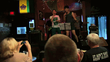 刘翔录节目登台过歌手瘾 深情演唱星范十足