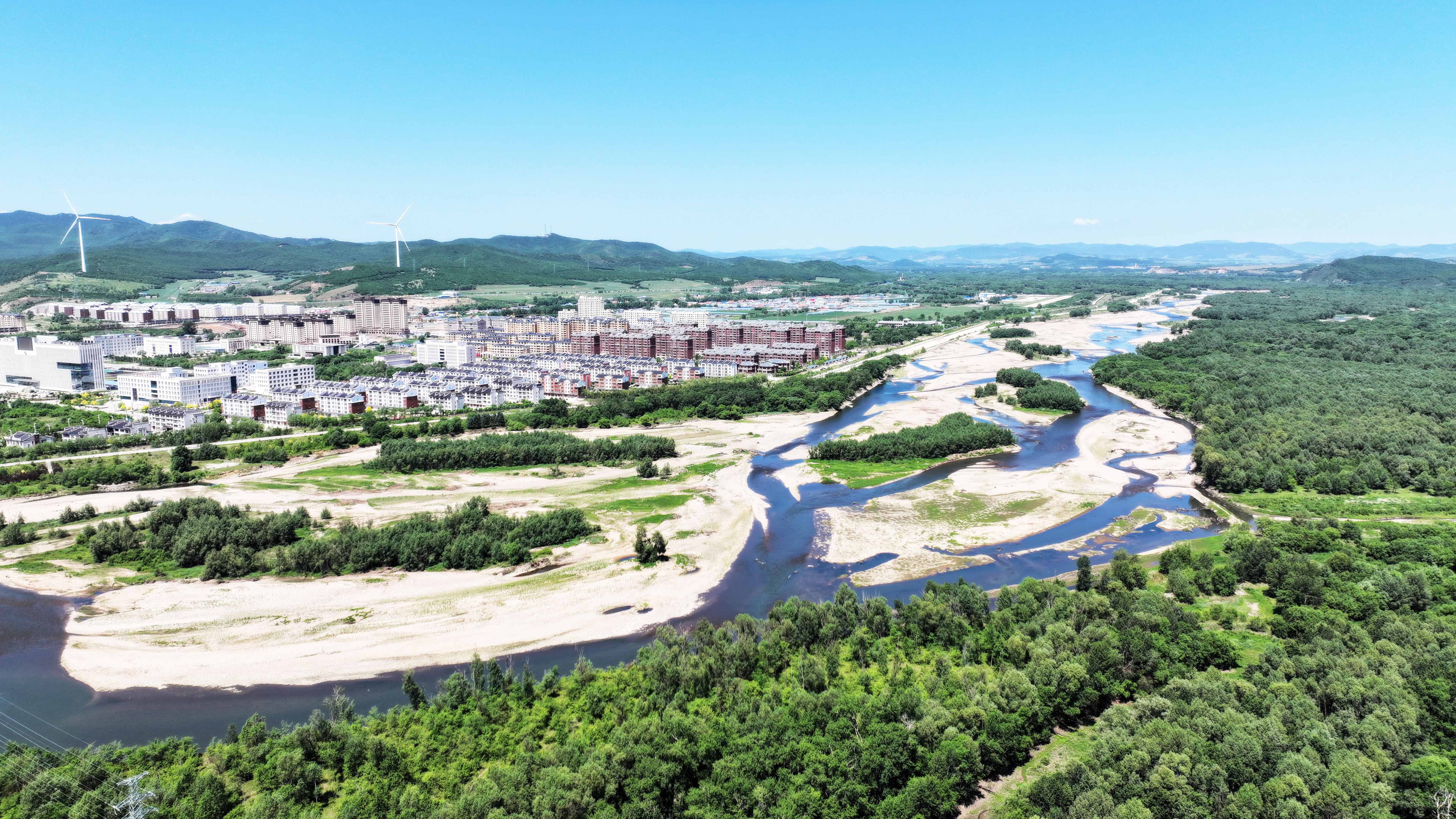 内蒙古扎兰屯：美丽家园 和谐共生_fororder_2——2023年6月23日，内蒙古扎兰屯秀水国家湿地公园与河西新区相映成景。彭泽峰 摄.JPG