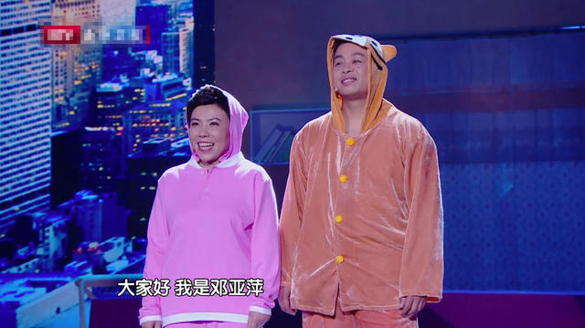 第一代大魔王邓亚萍演喜剧 夫妻上阵好默契(图) 第一代大魔王邓亚萍演喜剧 夫妻上阵好默契(图)