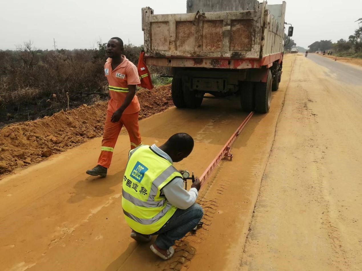 【2023企业社会责任案例巡展】中国建筑集团旗下中建八局：“梦想之路”通达未来_fororder_4.刚果（布）1号国家公路项目施工老照片