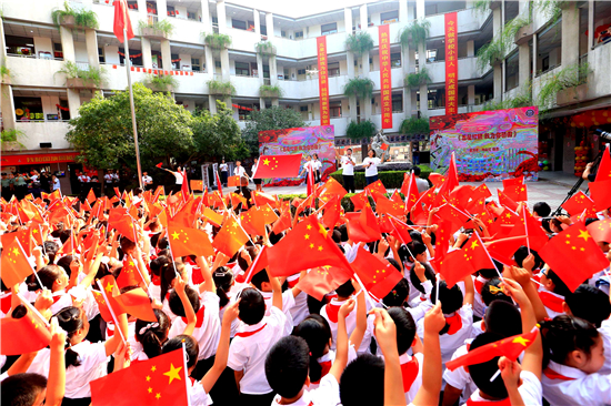 （供稿 教育图文 三吴大地南京 移动版）南京琅琊路小学师生合唱歌曲《我和我的祖国》