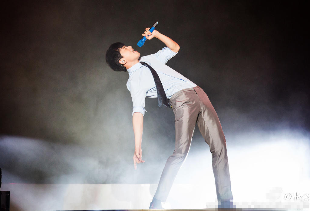 张杰：我怎么那么爱下腰啊 网友：说明你腰好_娱乐_腾讯网