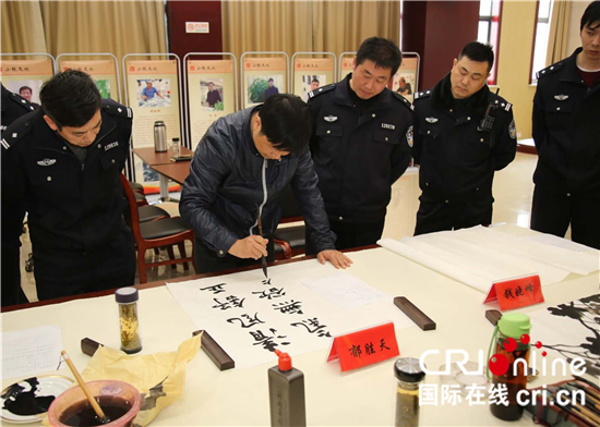 （供稿 文體列表 三吳大地泰州 移動版）泰州姜堰舉辦“正氣著丹青”書畫進警營活動