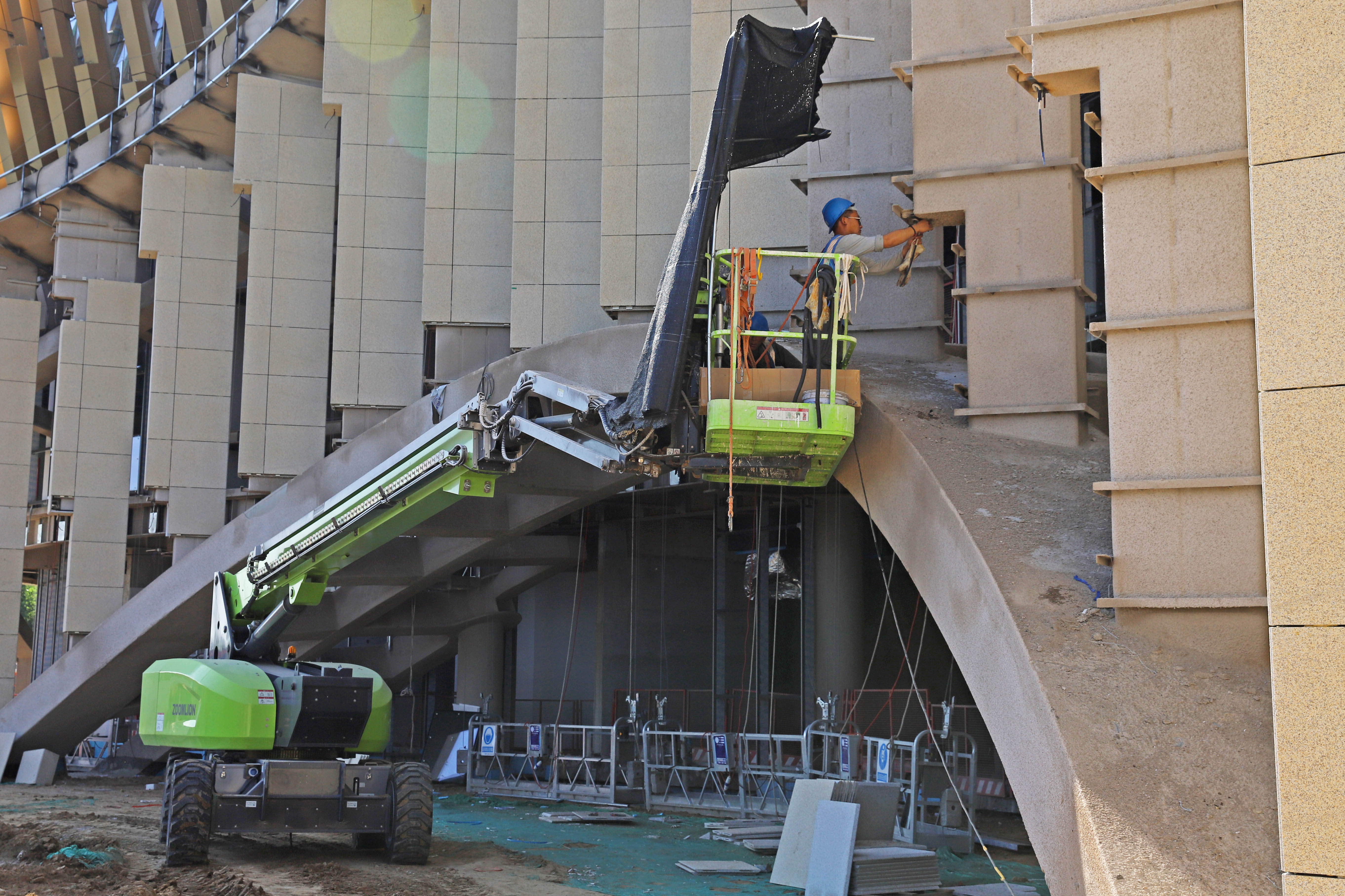 河北涿州：多举措应对高温 项目建设提速提质_fororder_6月29日，河北省涿州市松林店经济开发区基础设施暨云制造小镇PPP项目建设现场，项目建设方在作业机械上加装遮阳网为工人降温。