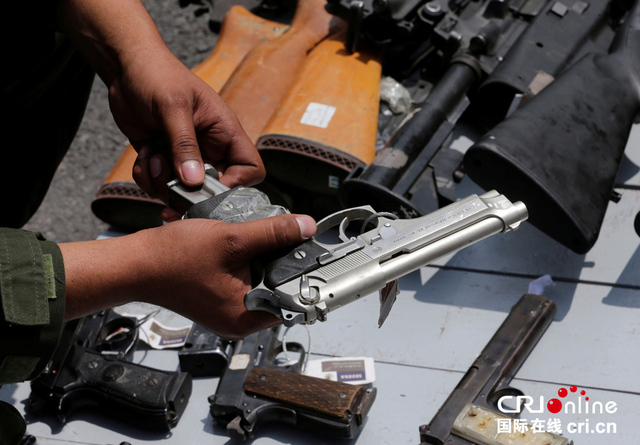 墨西哥墨西哥城,政府销毁从毒贩缴获和民众上交的武器,重型武器令人