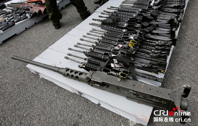 墨西哥销毁非法枪械 重型武器令人咋舌(组图)