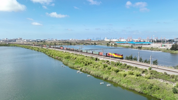 前5月西部陸海新通道班列運輸貨物35萬標箱