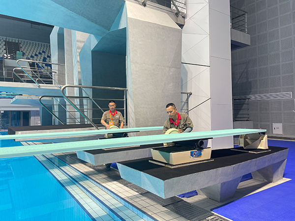 简阳市文化体育中心 “节能+低碳”简约不简单_fororder_设施设备进行巡视、维护-供图-简阳市融媒体中心