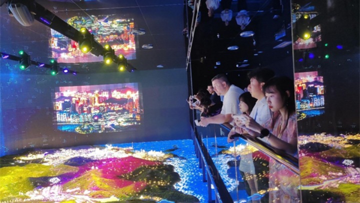 【2023打卡中国】直击硬核科技 海外网红博主打卡大连高新区科技馆