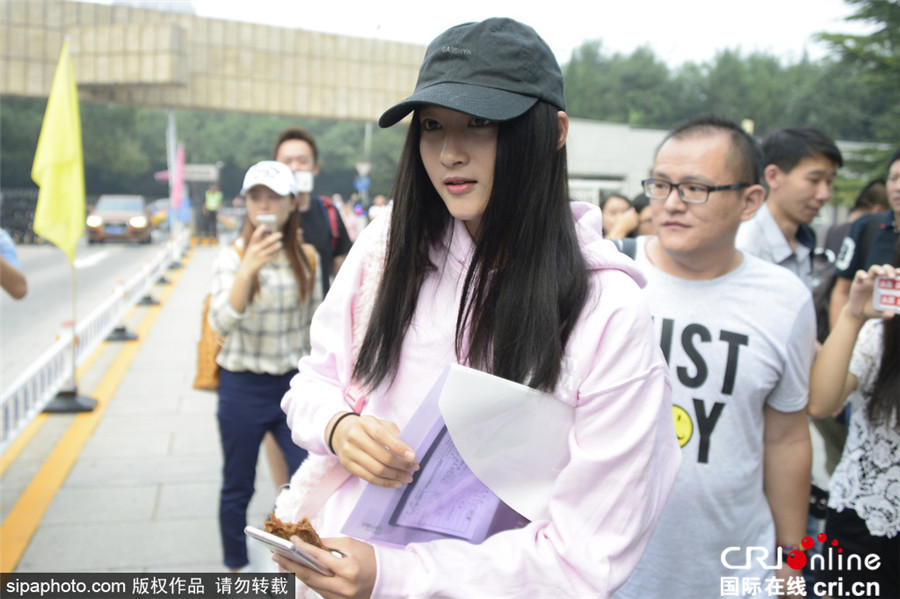 北影新生报到第二日 关晓彤现身引爆全场