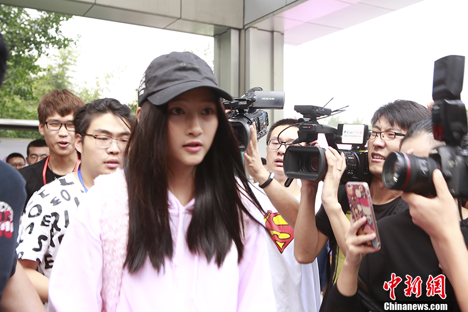 关晓彤北京电影学院“粉嫩”报到 遭媒体围堵