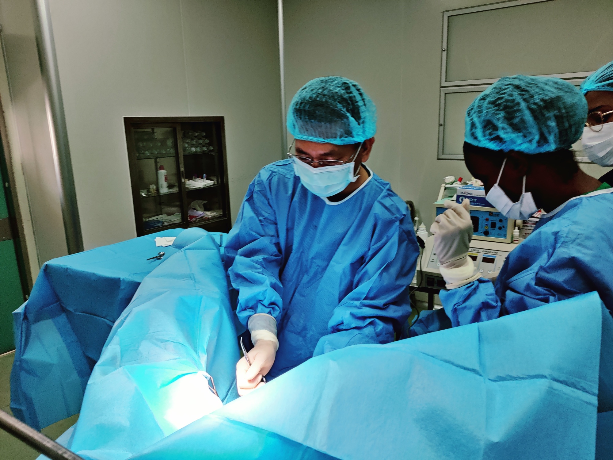 援外日记手术台上塞内加尔医护激动地鼓掌并高呼我的名字