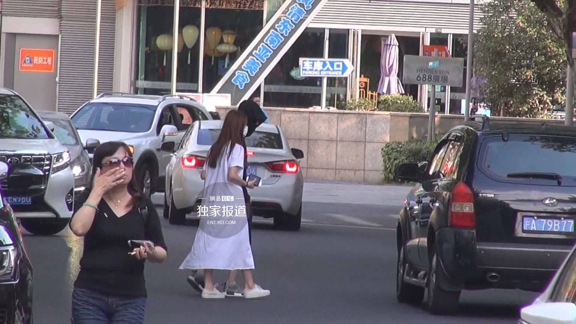 冯绍峰林允全副武装逛街