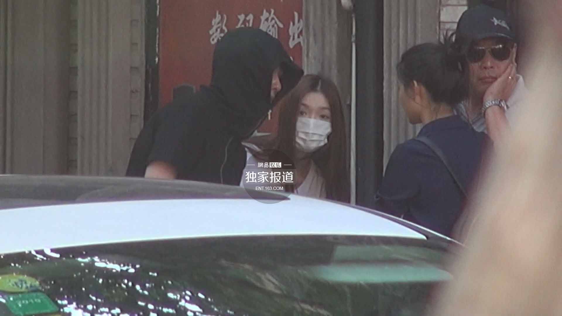 冯绍峰林允全副武装逛街