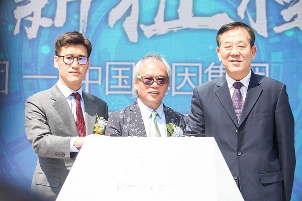 左:正品创想集团总裁李文华 中:万利加集团主席李伟波 右:原深圳市副