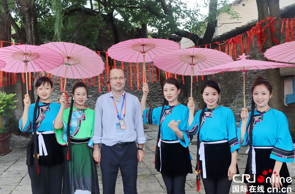 驻华使节赞贵州：“秀美瀑乡”旅游文化多姿多彩_fororder_微信图片_20230605124933_副本