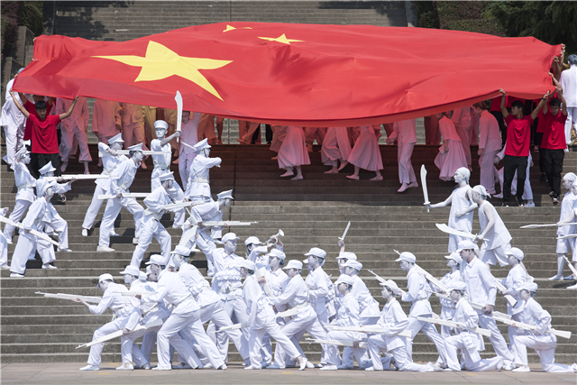 【湖北】【供稿】華中農業大學原創大型廣場音樂舞蹈人體雕塑《紅旗頌》傾情上演