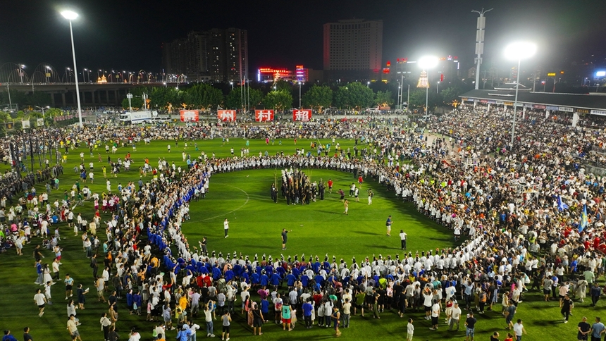 贵州榕江：“村超”足球夜 全民共享的足球盛宴