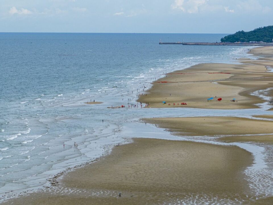 广西：海边消暑纳凉 乐享夏日清爽