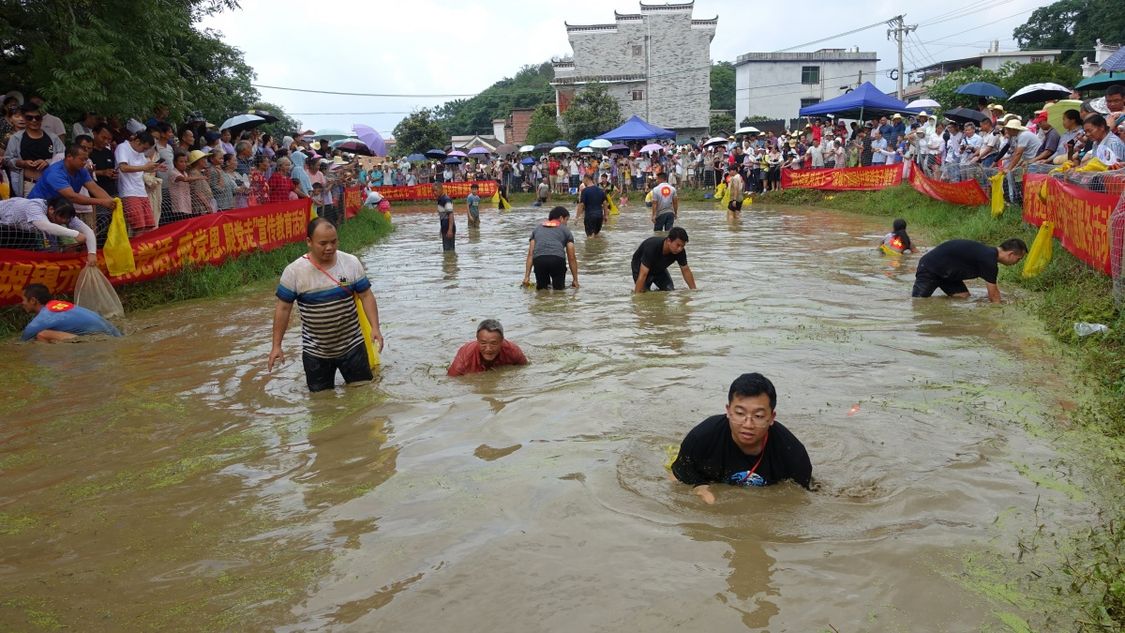 廣西：海邊消暑納涼 樂享夏日清爽