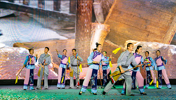 （张）嗨玩一夏到自贡 第二届自贡国际恐龙文化旅游节正式启幕_fororder_4精彩演出（摄影-廖志全）