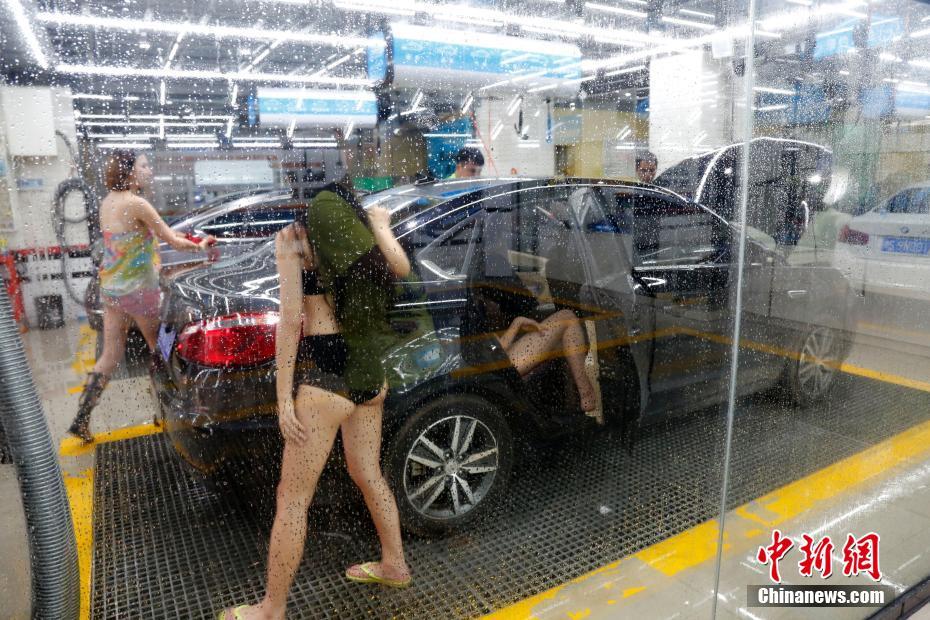 海南三亚街头现比基尼美女洗车