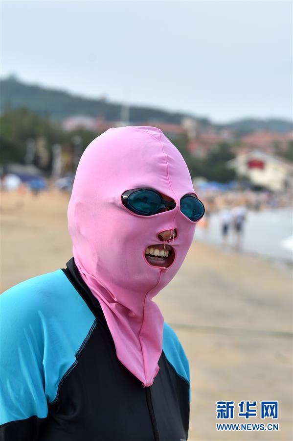 青島海灘“臉基尼”流行