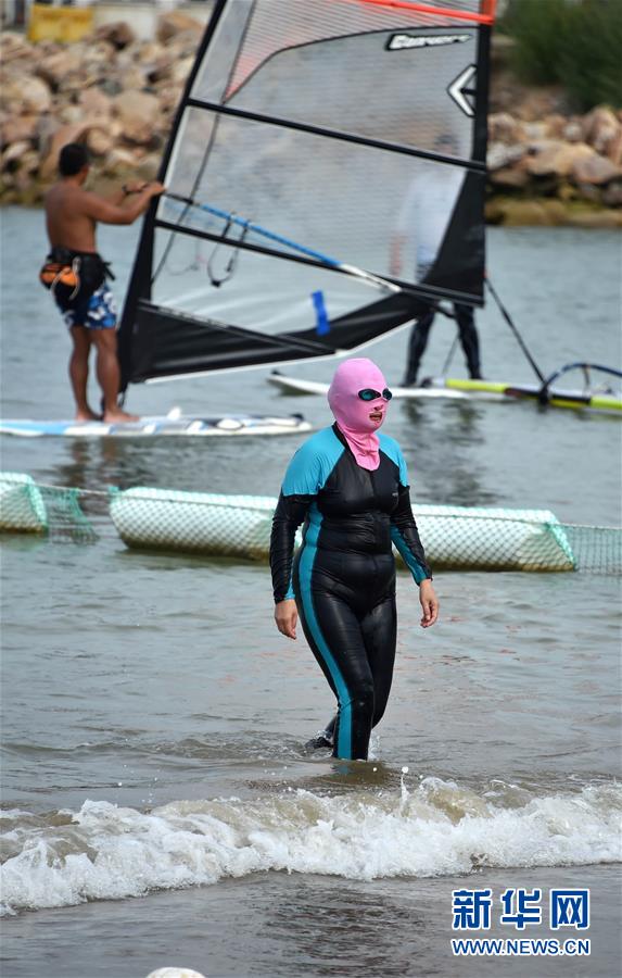 青島海灘“臉基尼”流行