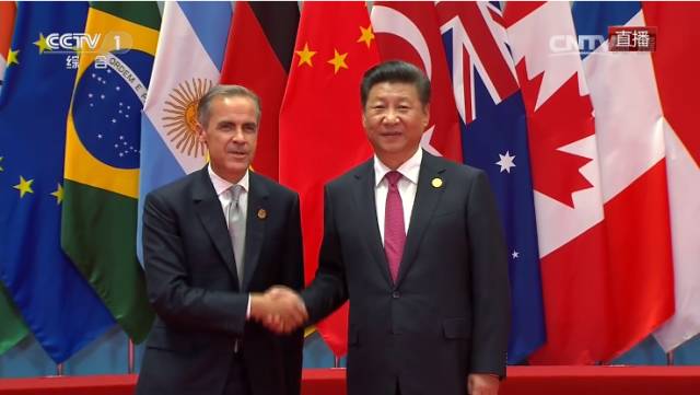 G20杭州峰會36位領導人大合影，為什麼站在最中間是這3位？