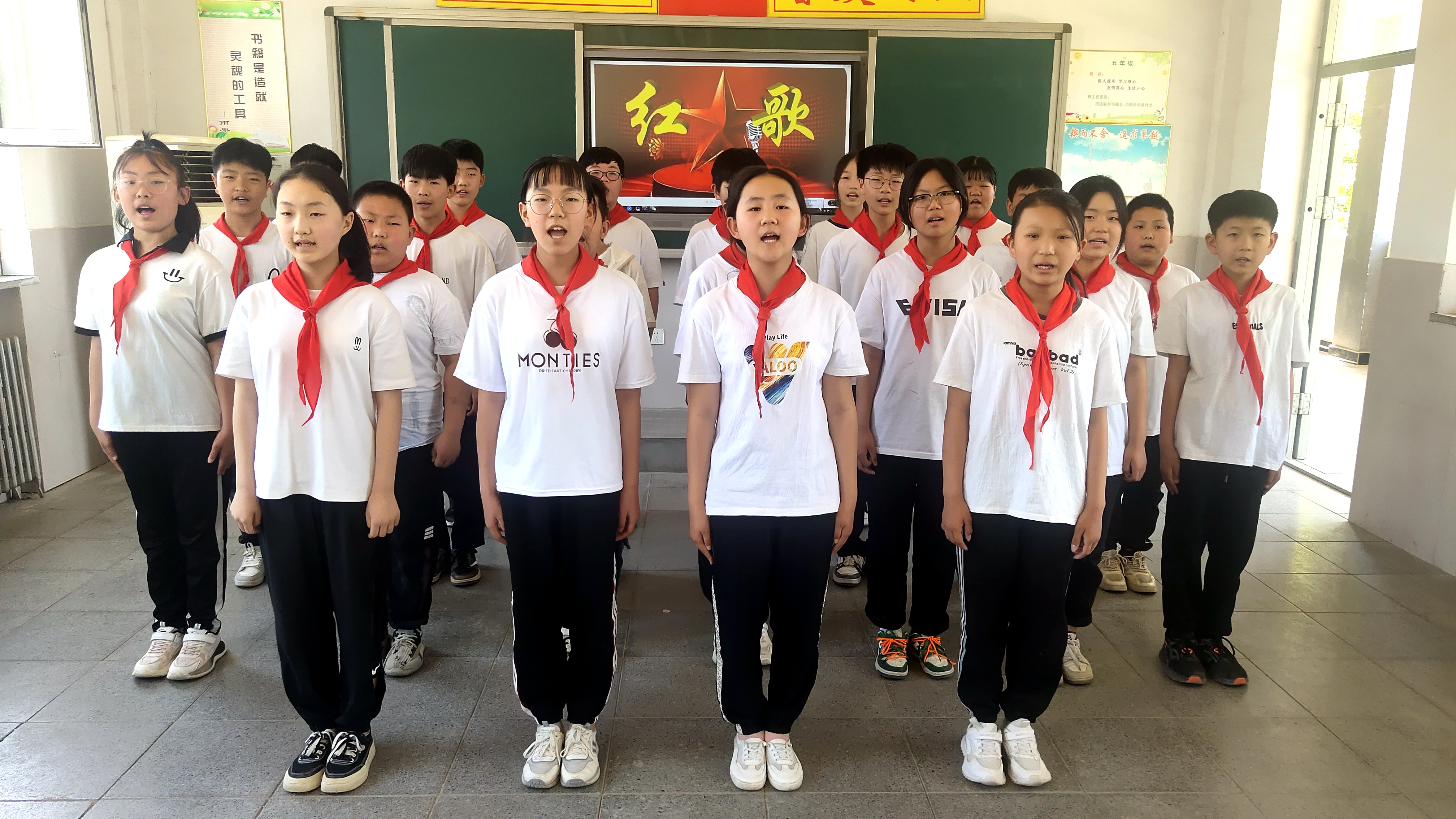 图片默认标题_fororder_小学生们演唱《没有共产党就没有新中国》，抒发对党的赞美和忠诚