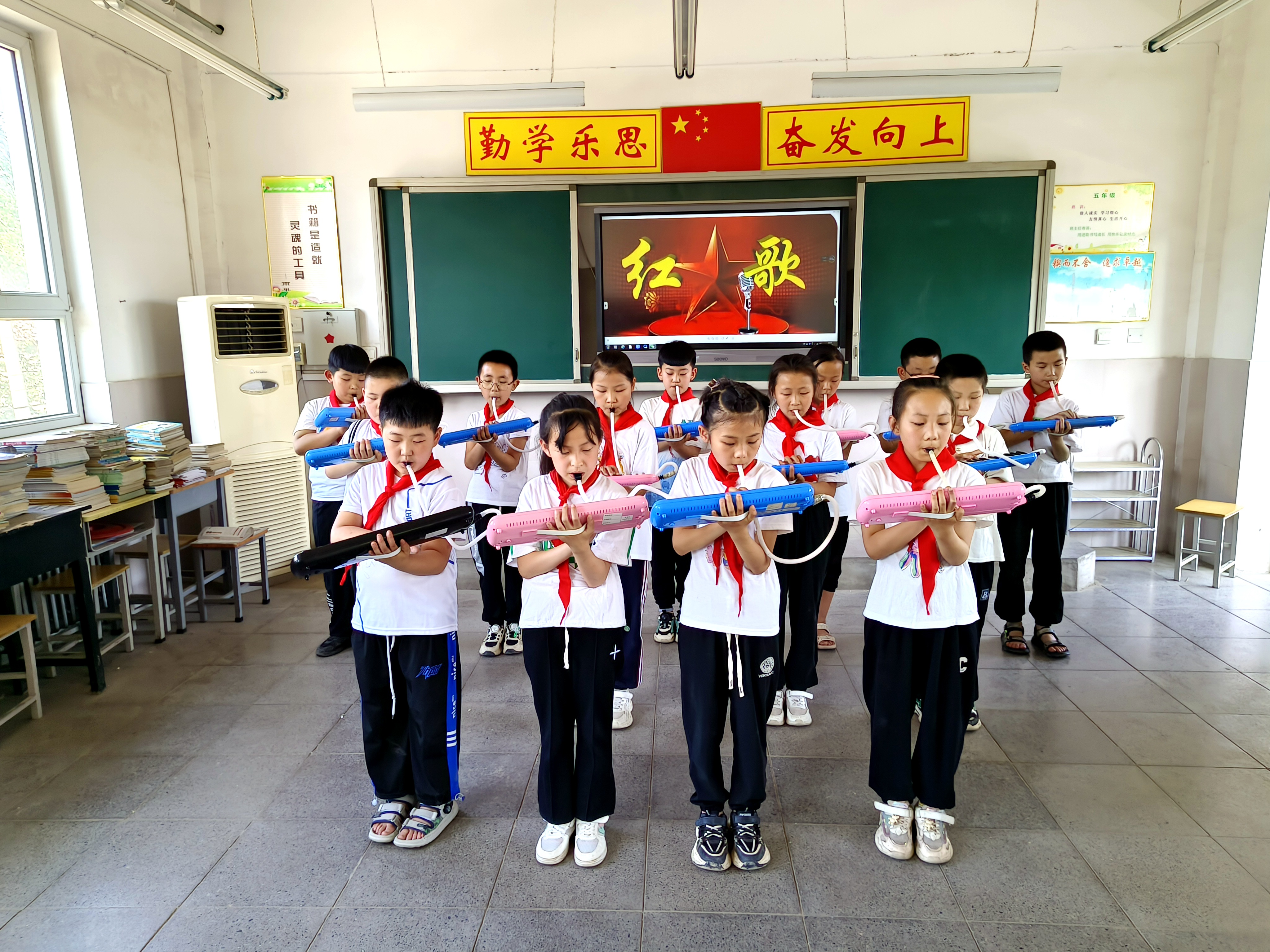 图片默认标题_fororder_孩子们用口风琴表演《东方红》节目