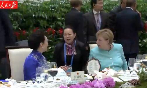 彭丽媛与德国总理默克尔交谈