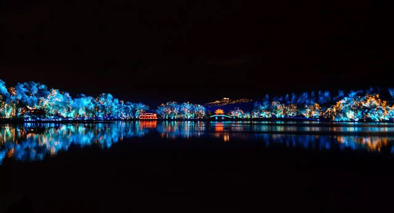 本網拍攝的西湖夜景~~