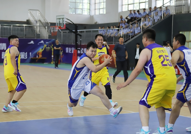 （原创）保定市满城区公安分局首届“丽邦杯”篮球赛拉开帷幕_fororder_图为比赛精彩瞬间 摄影 陈振新