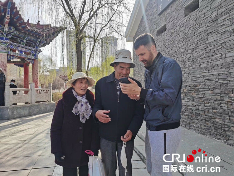 （遇见中国）新西兰媒体人安柏然：越来越多外国人告诉我 他们期待了解真实的中国_fororder___172.100.100.3_temp_9500031_1_9500031_1_1_a65a0994-a1b0-478e-9488-54904e62ddfc