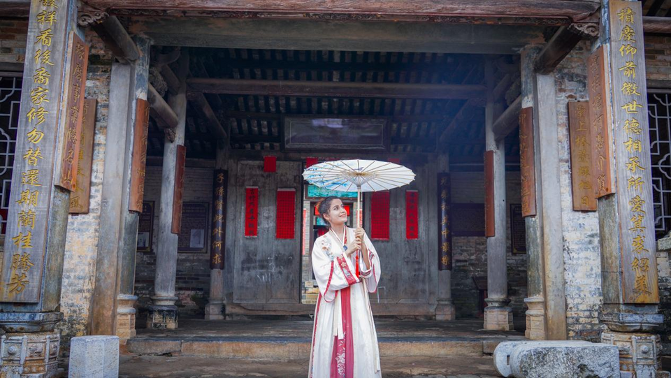 “雲説壯美 欽州正當紅”|土耳其網紅達人穿漢服打卡“廣西楹聯第一村”_fororder_圖片4