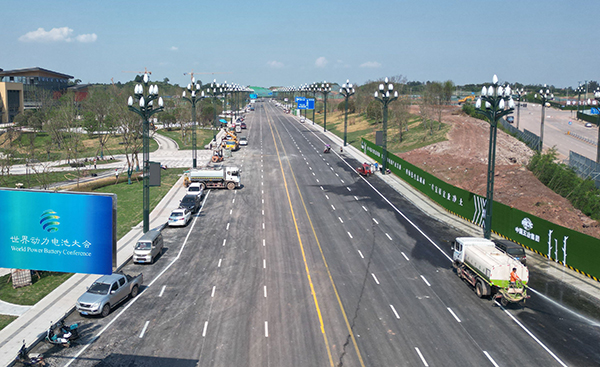 （張）賦能2023世界動力電池大會 宜賓三江新區新源大道已具備通車條件_fororder_灑水車正在清洗新源大道-攝影-何芳