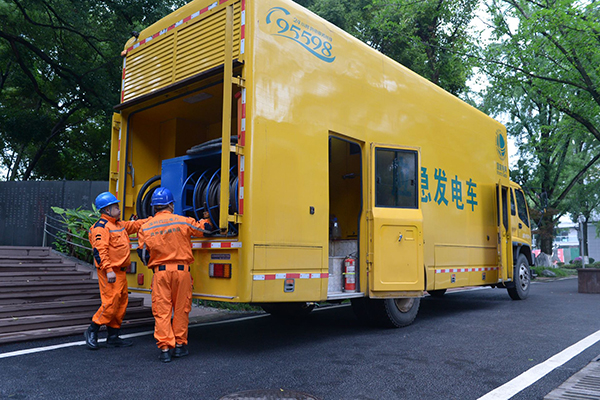 车摄影 张跃在绵阳中学实验学校考点,国网绵阳供电公司保电人员仔细