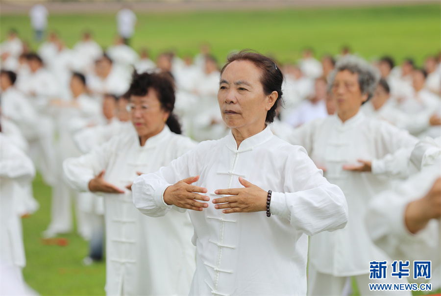 贵阳市民“武”动云漫湖